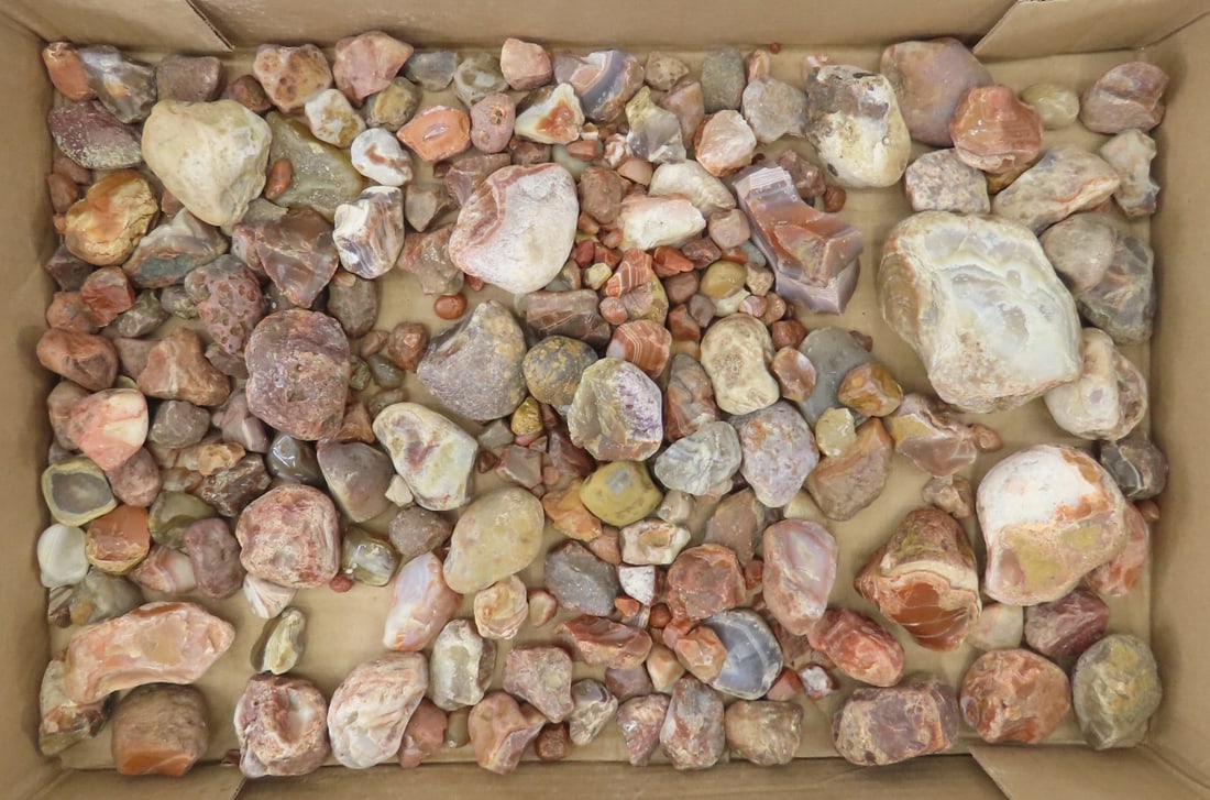 Collection of Lake Superior Agates & other rocks: Collection of Lake Superior Agates & other rocks - LOT SIZE: 8x8x8" 9 LBS All information and photos, which are part of the description, are intended to be as accurate as possible, but errors are poss