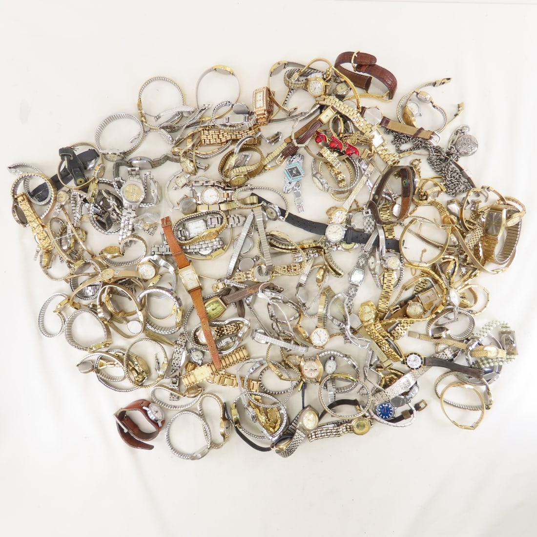Vintage Women's Watches: Vintage Women's Watches - untested. LOT SIZE: 10x10x10" 10 LBS All information and photos, which are part of the description, are intended to be as accurate as possible, but errors are possible. No
