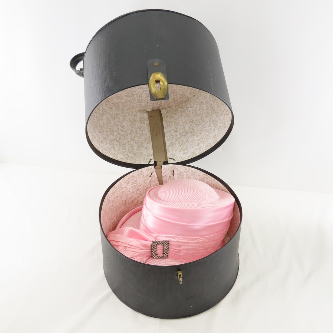 4 Vintage Hats, Hat Box and Styrofoam Head - 12