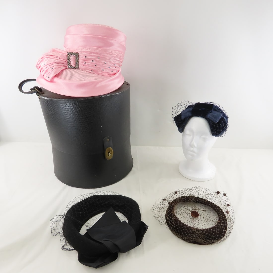 4 Vintage Hats, Hat Box and Styrofoam Head (1 of 20)
