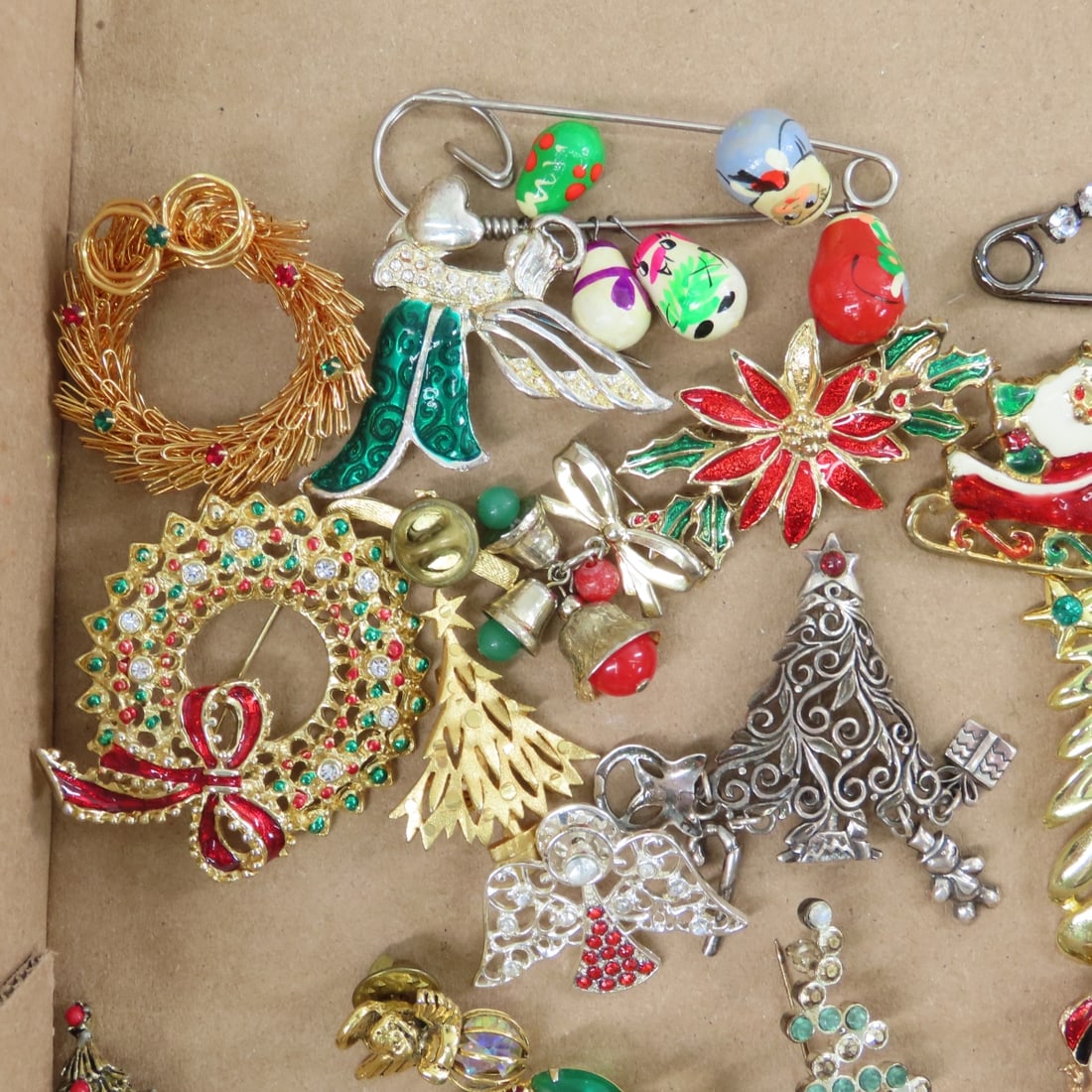 40+ Christmas Brooches Including 19 signed - 15