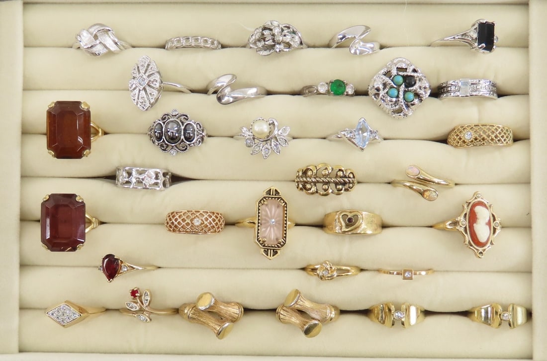 32 Avon Rings with Assorted Sizes, some adjustable: 32 Avon Rings with Assorted Sizes, some adjustable - tray not included. LOT SIZE: 4x4x4" 1 LB All information and photos, which are part of the description, are intended to be as accurate as