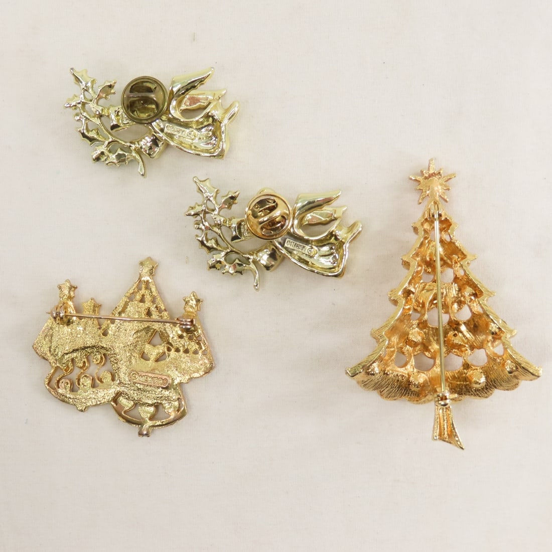 30 + Christmas Brooches Including 13 signed - 8