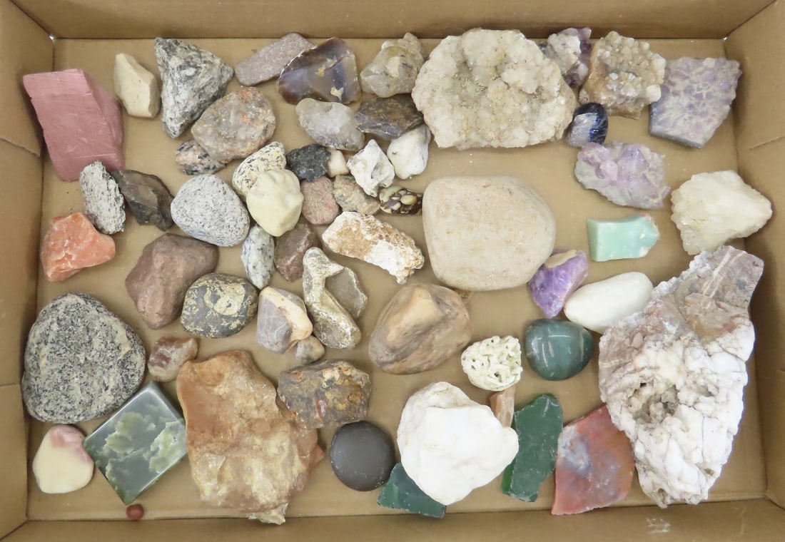 Quartz, Jasper, Amethyst, Agates & other samples: Quartz, Jasper, Amethyst, Agates & other samples - LOT SIZE: 8x8x8" 7 LBS All information and photos, which are part of the description, are intended to be as accurate as possible, but errors are