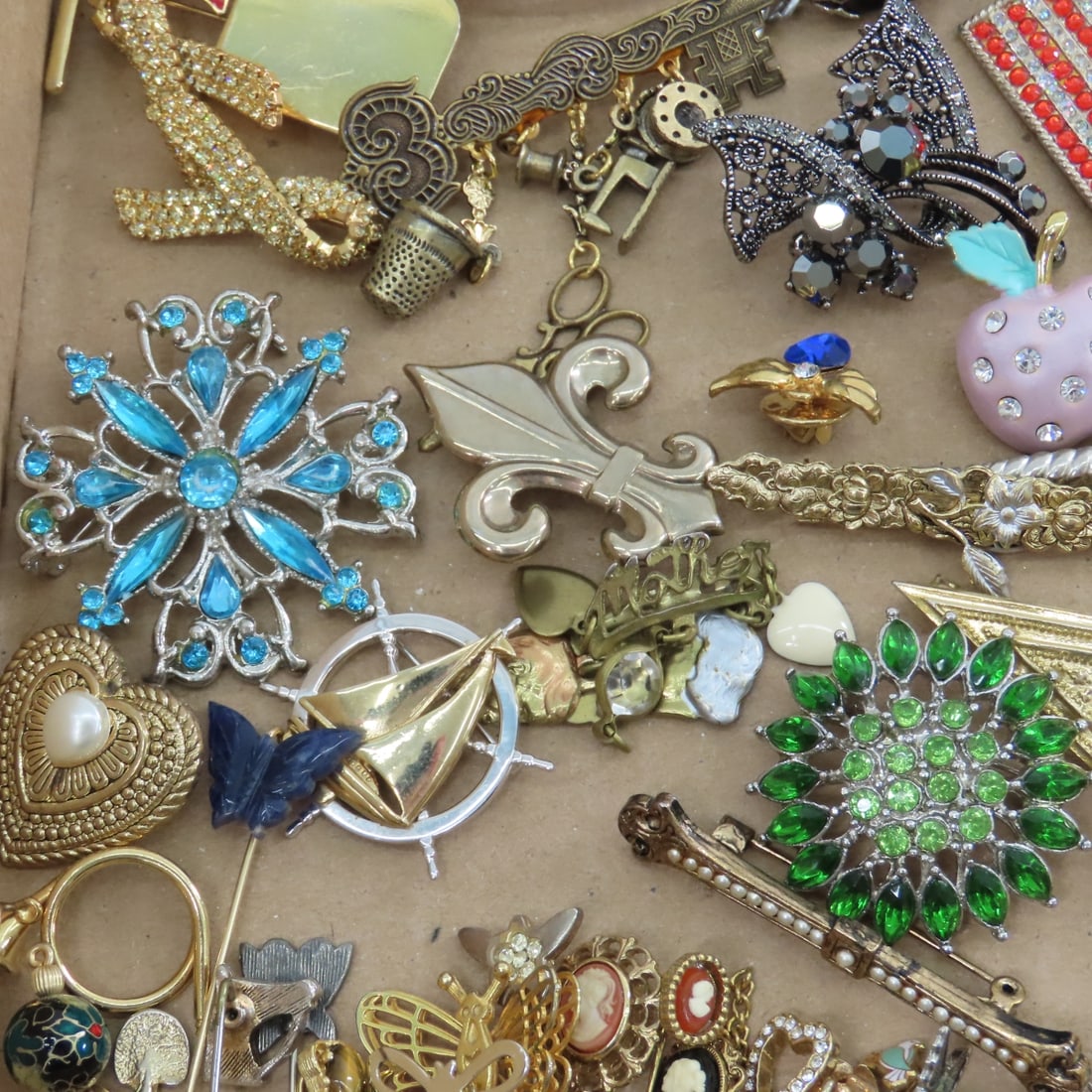80+ Vintage Fashion Brooches & Stick Pins - 7