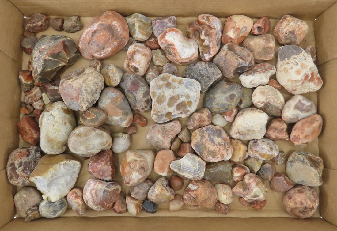 Collection of Lake Superior Agates & other rocks: Collection of Lake Superior Agates & other rocks - LOT SIZE: 8x8x8" 9 LBS All information and photos, which are part of the description, are intended to be as accurate as possible, but errors are poss