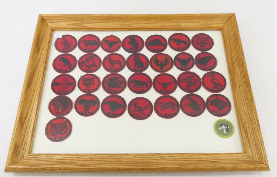 30 Vintage Boy Scouts Patrol Patches in Frame: 30 Vintage Boy Scouts Patrol Patches in Frame - LOT SIZE: 18x14x2" 3 LBS All information and photos, which are part of the description, are intended to be as accurate as possible, but errors are