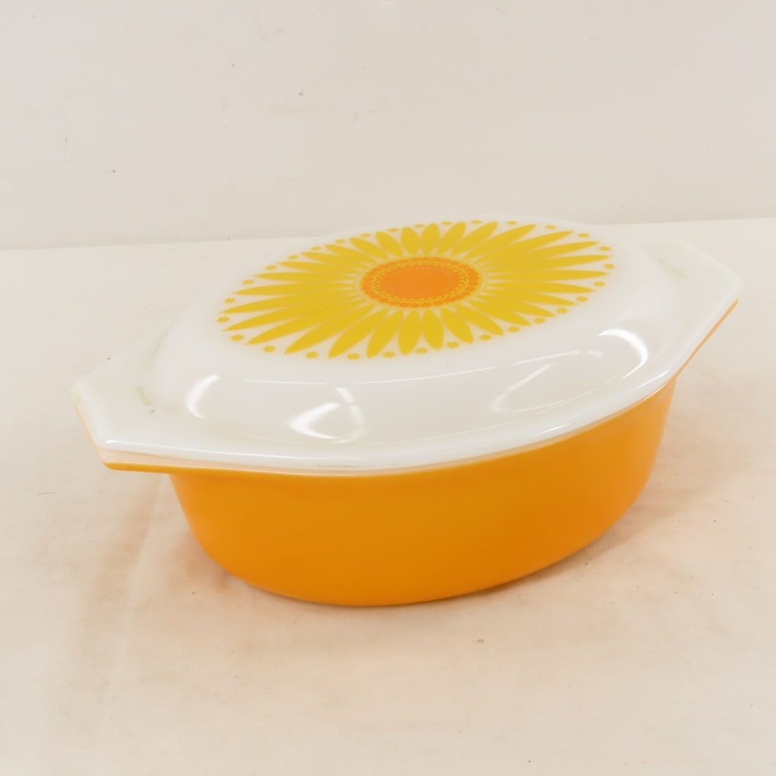 Vintage PYREX 1.5 qt Yellow Daisy Casserole (1 of 8)