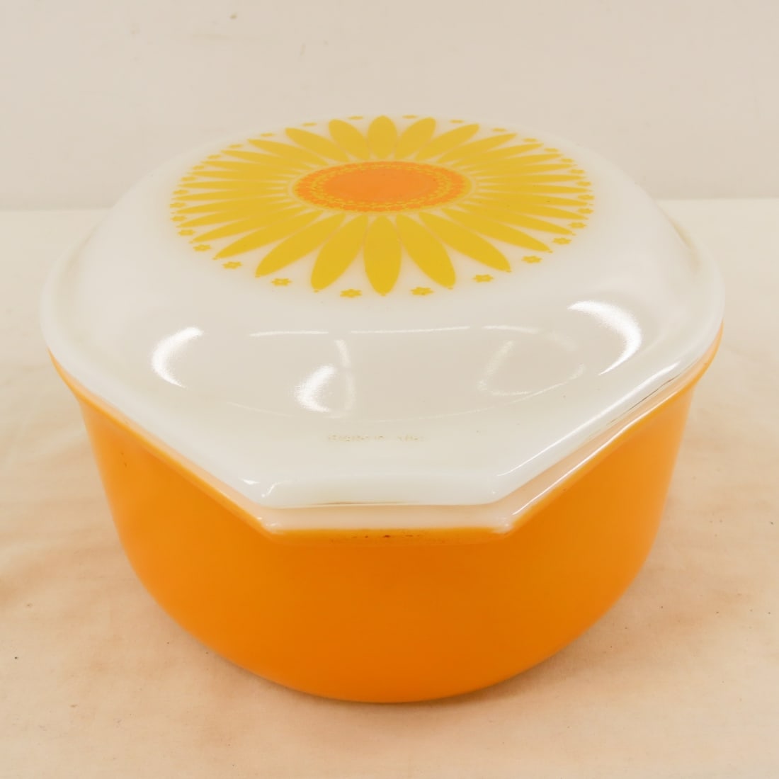 Vintage PYREX 1.5 qt Yellow Daisy Casserole - 3