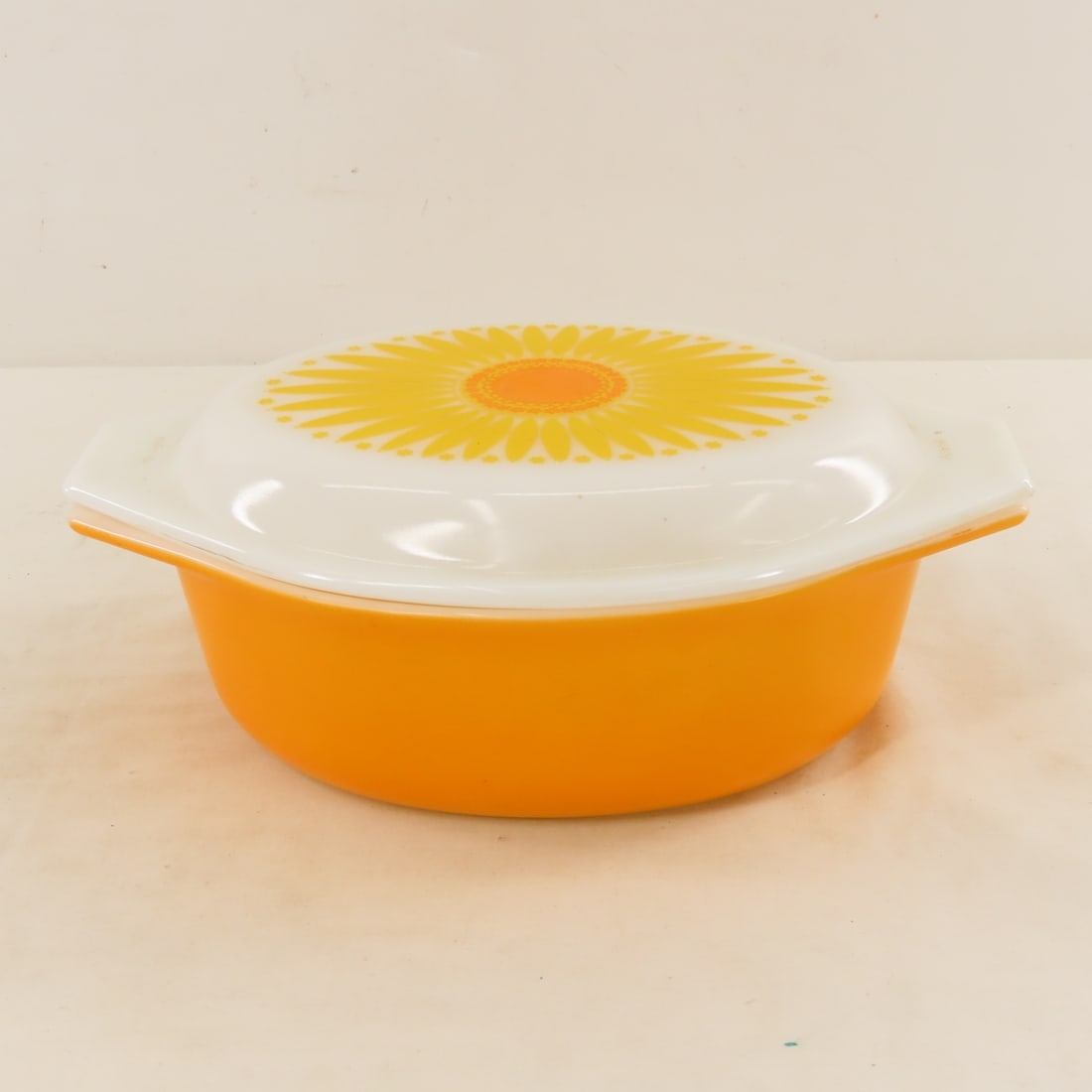 Vintage PYREX 1.5 qt Yellow Daisy Casserole - 4