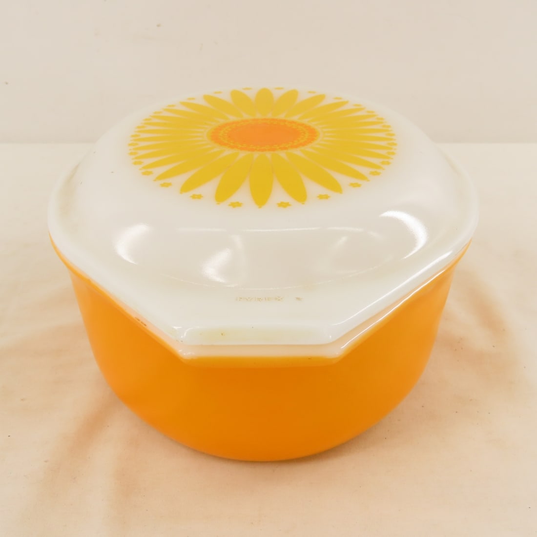 Vintage PYREX 1.5 qt Yellow Daisy Casserole - 5