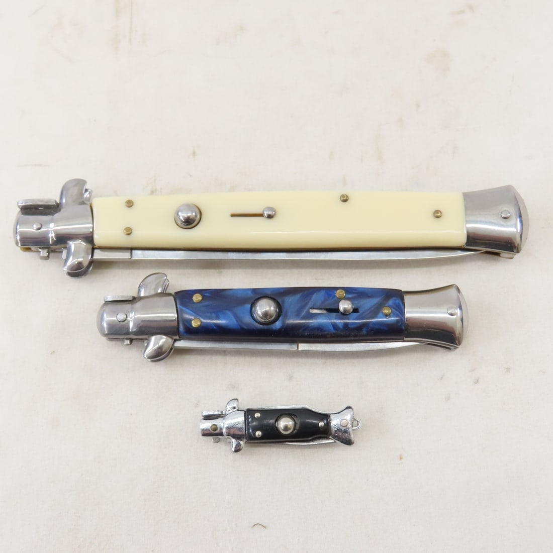 3 Stiletto Assisted Opening Pocket Knives: 3 Stiletto Assisted Opening Pocket Knives - Largest OAL: 13", Blue(made in Italy) OAL: 8-3/4". LOT SIZE: 7x3x3" 1 LB All information and photos, which are part of the description, are intended to be