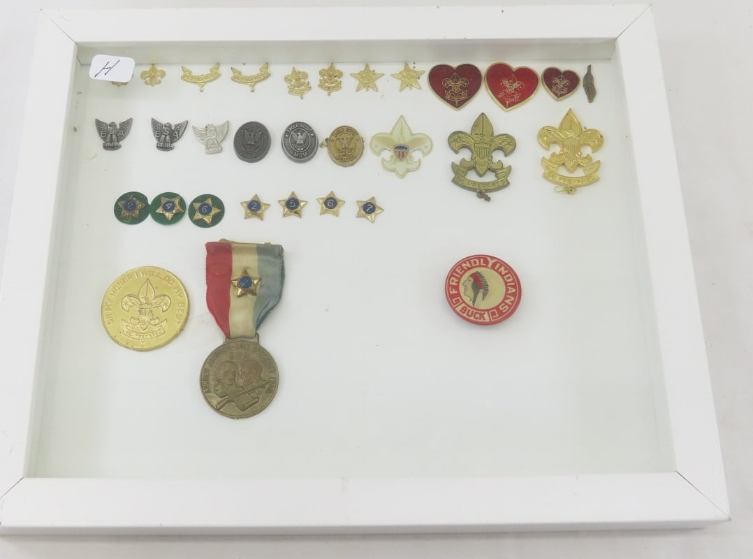 Vintage Boy Scout Rank, Service Years & Other Pins: Vintage Boy Scout Rank, Service Years & Other Pins - In Shadow Box 11x9". LOT SIZE: 11x9x2" 1 LB All information and photos, which are part of the description, are intended to be as accurate as possib