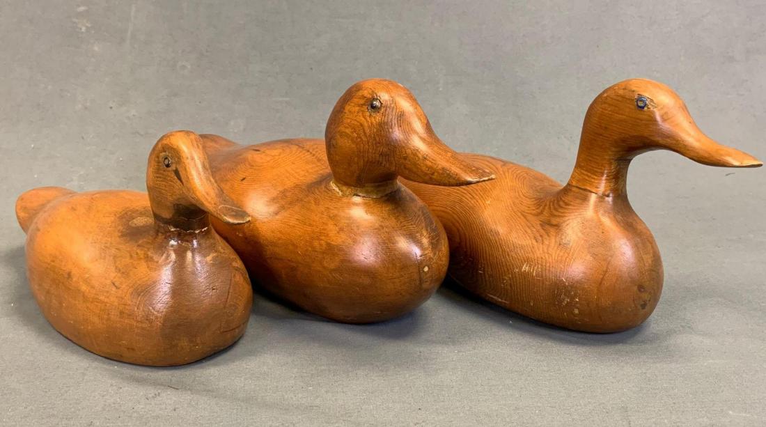 American Folk Art Duck Decoys, One With Glass Eyes: American Folk Art duck carvings, lot of 3 hand carved duck decoys. Largest decoy approximately 15 x 6 x 7 in. Medium decoy approximately 15 x 5 x 7 in. Small decoy approximately 12.25 x 4.25 X 6 in.