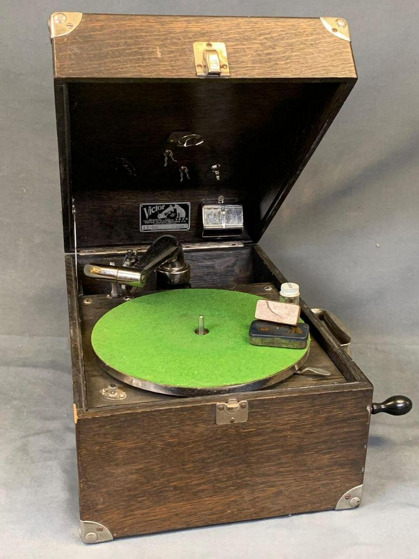 Antique Victor Phonograph: Antique Victor phonograph in wood encasing with metal handle and wind up handle. Spin table works properly. Serial number VV-50. 93002 victor talking machine company. Approximately 18 x 14 x 9in. Two