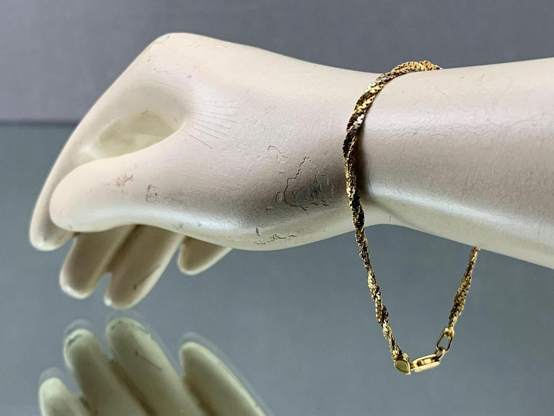 18k Yellow Gold Bracelet: Marked 750 (18k) gold chain bracelet. Chain length 7.5 in. Weight 4.7g. ALL CREDIT CARDS WILL BE MANUALLY VERIFIED PRIOR TO SHIPMENT.