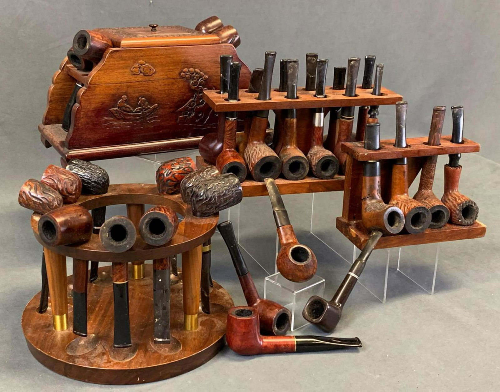 Large Lot Of Vintage Pipes & Racks: Large lot of Vintage Pipes and Racks. Fine Burl Wood and More. One round about pipe holder, two racked pipe holders, one rack/box pipe holder with lid. Pipes approximately 5-6in.