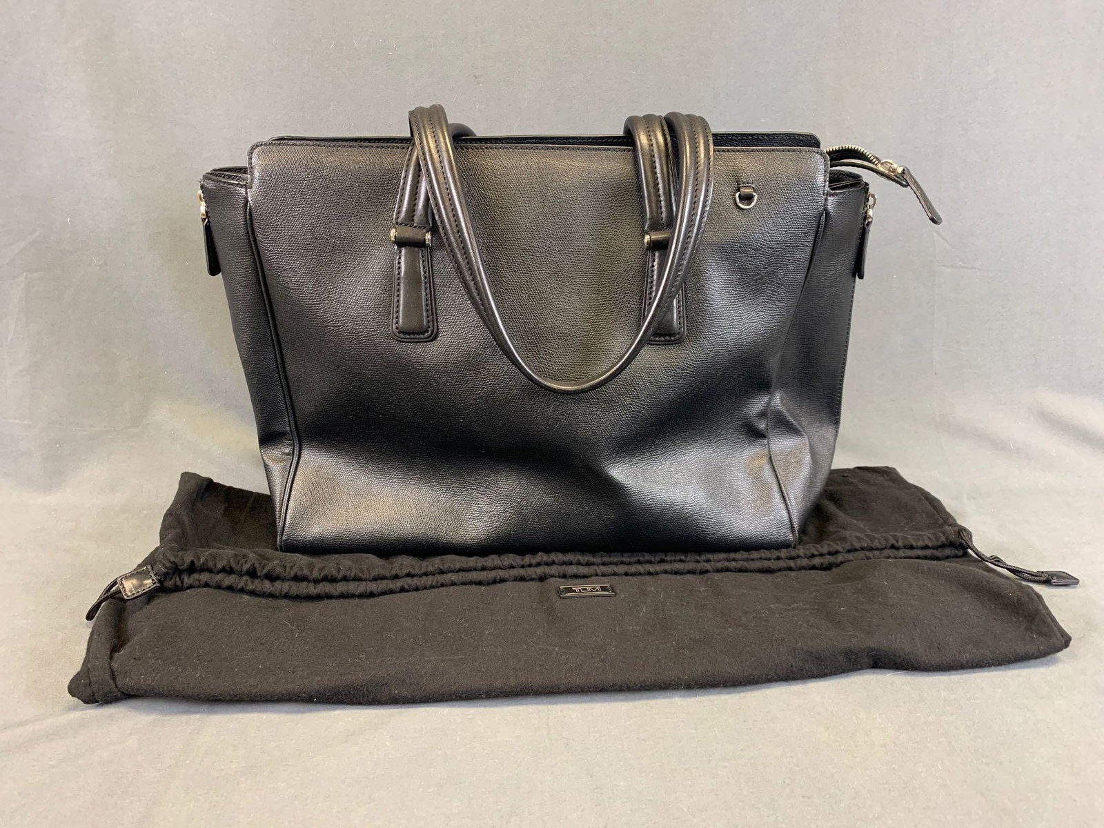 Tumi Womens Business Breif Purse with Dustbag: Tumi Womens Business Breif Purse with Dustbag. Features expandable side zippers, internal pockets, zippered pocket and snap pocket with bottom zip access.