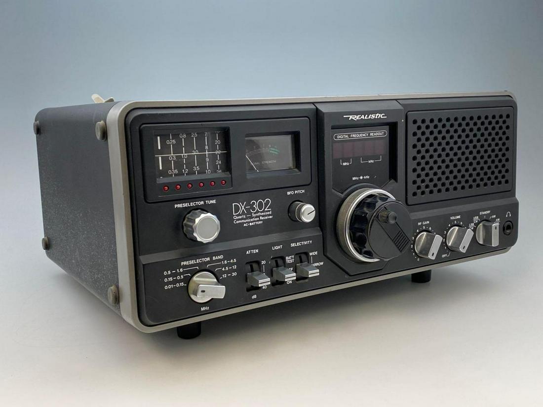 Realistic Brand DX-302 Radio, quartz synthesized (1 of 12)