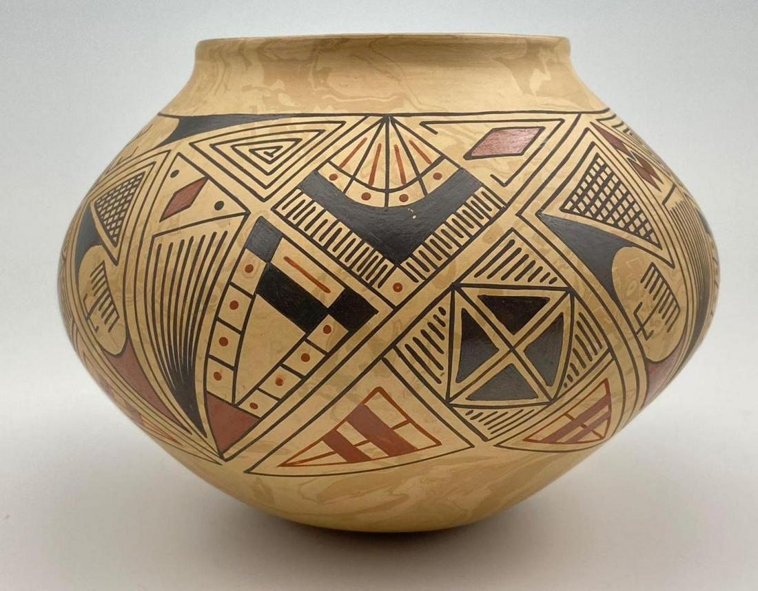 Artist Signed Native American Pot (1 of 10)