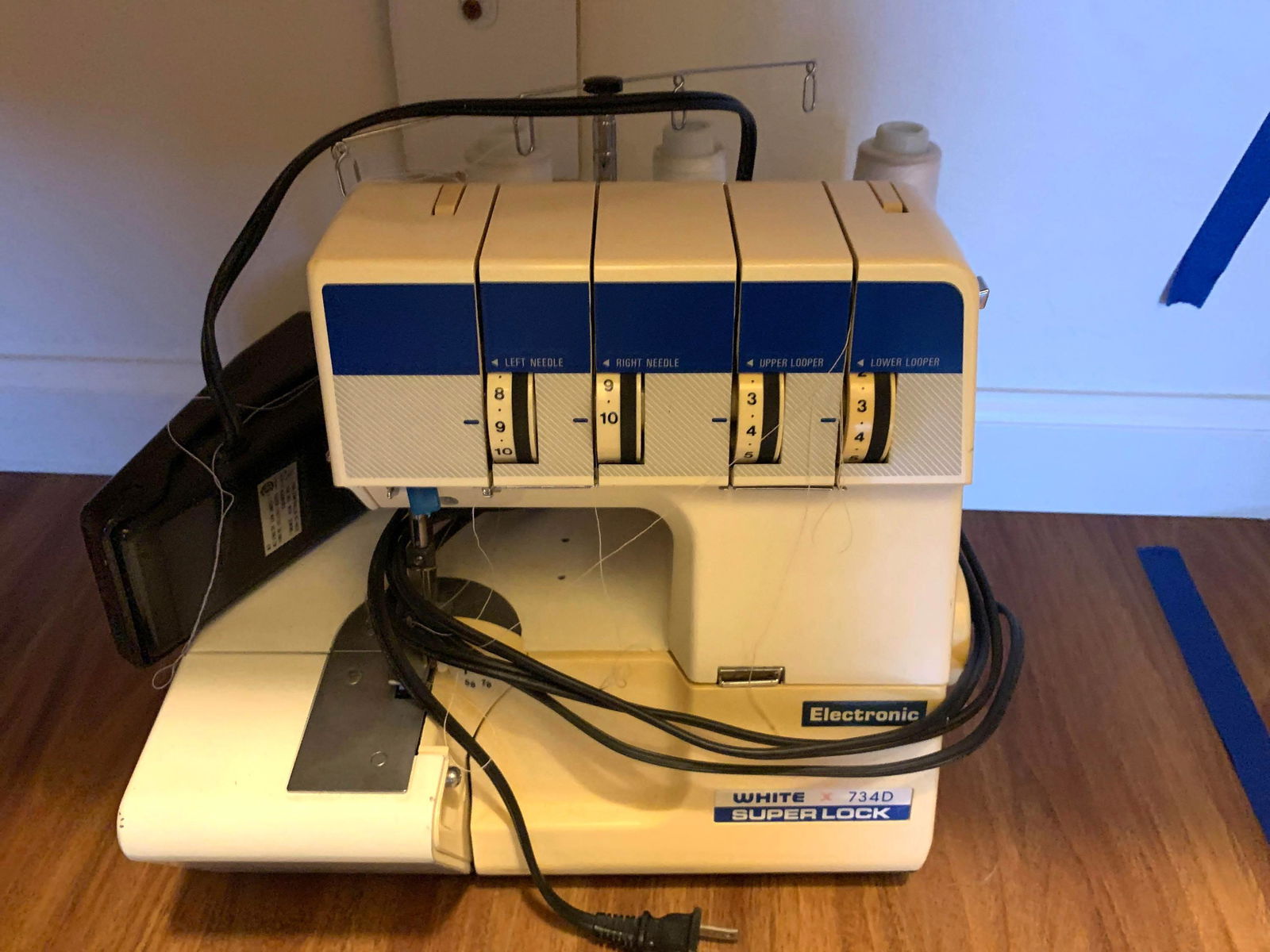 White super luck 734D serger sewing machine (1 of 4)