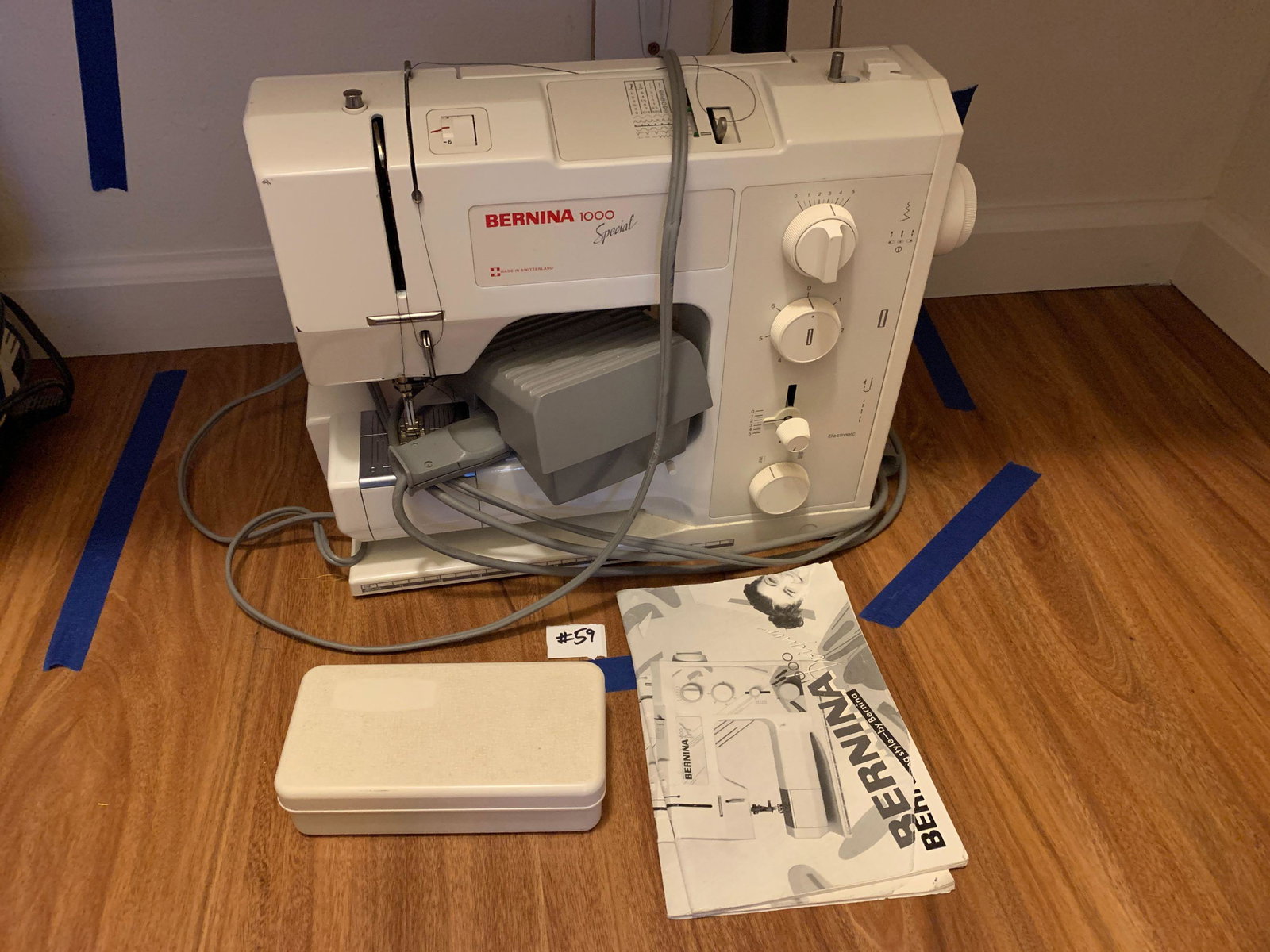 Bernina 1000 special sewing machine (1 of 4)