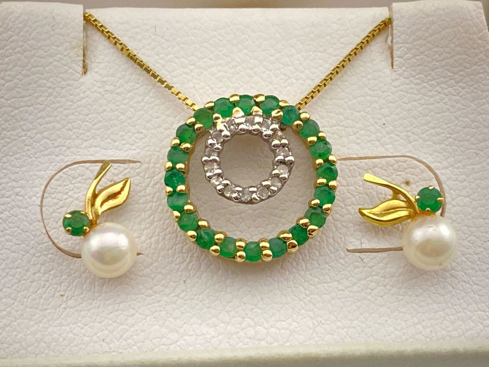10K Gold Emerald, Diamond & Pearl Necklace & Earrings (1 of 11)