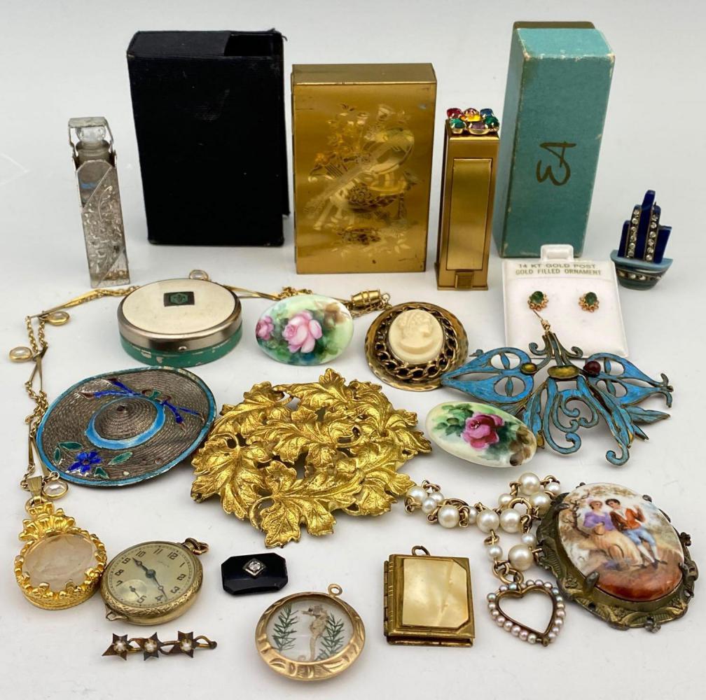 Large Girl Lot, Lipsticks, Compacts, And More (1 of 6)