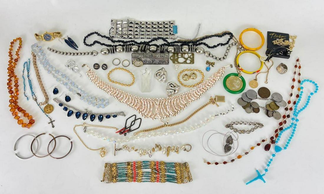 20 Plus Pieces Costume Jewelry Lot (1 of 4)