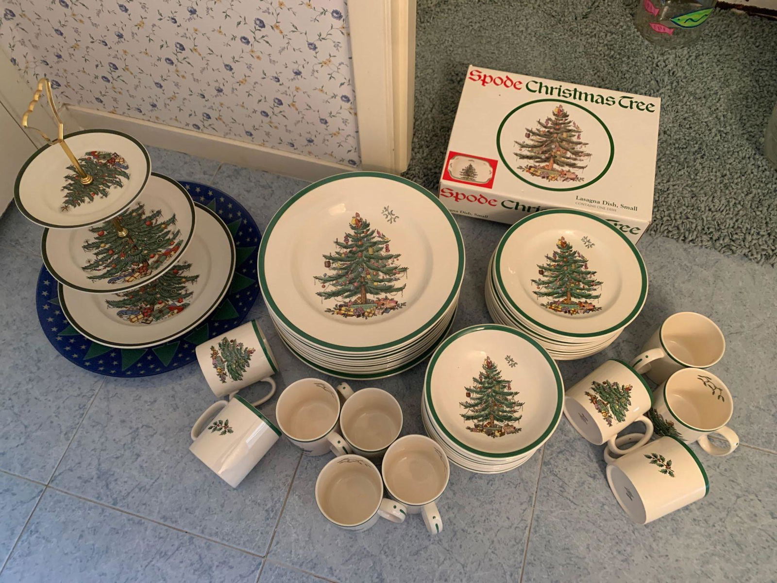 52 piece Spode Made in England Christmas tree dish set (1 of 10)