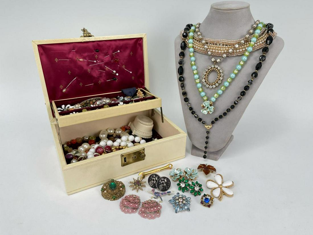 Lot Of Costume Jewelry (1 of 9)