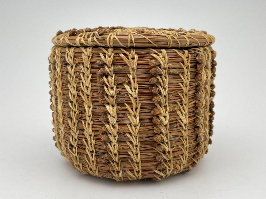Pine Needle Basket With Lid (1 of 9)