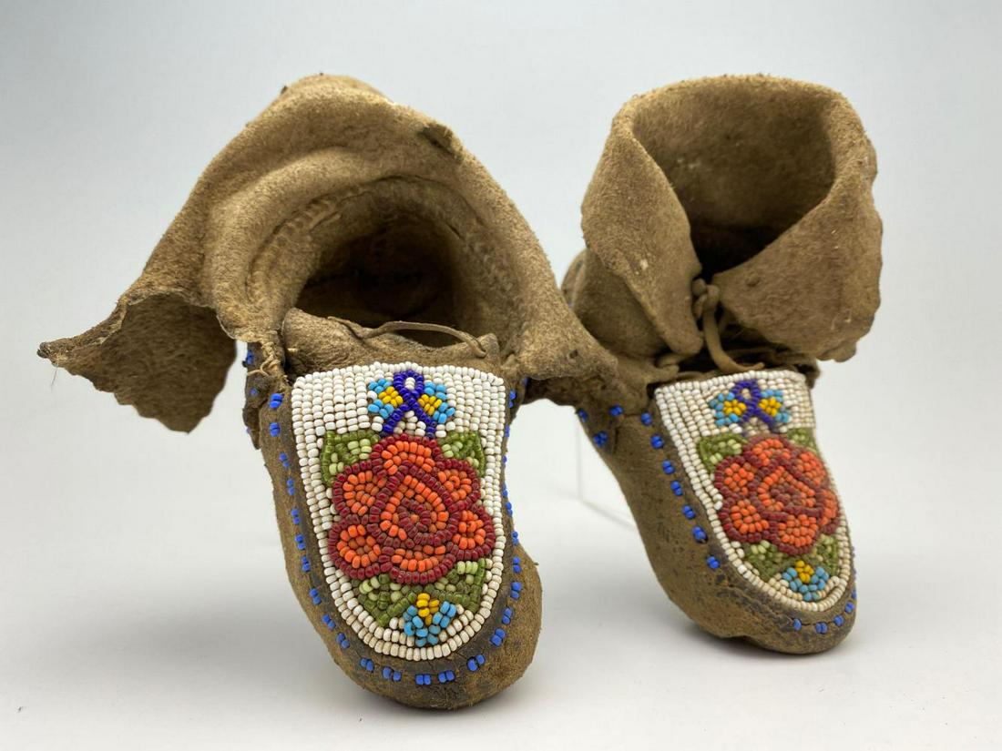 Native American 1920 Black Foot Beaded Moccasins (1 of 10)