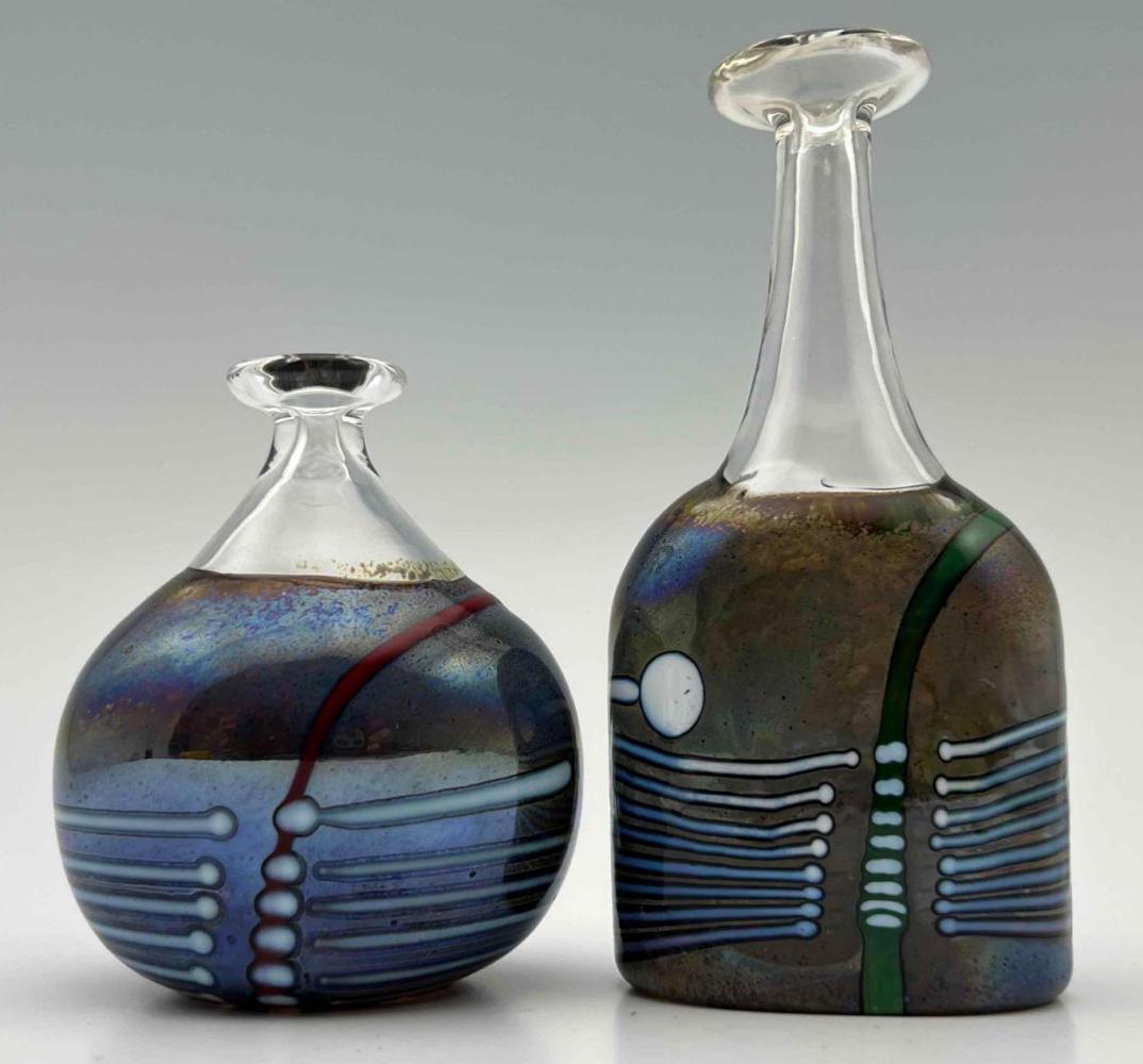 Kosta Boda Sweden SAS Artist Collection Art Glass, B Vallien: Kosta Boda Sweden SAS Artist Collection Art Glass, One In Box With Booklet. Taller Marked Kosta Boda Atelier B Vallien 80060 1994. Shorter Marked Kosta Boda Atelier B. Vallien 800026 1994. Approximate