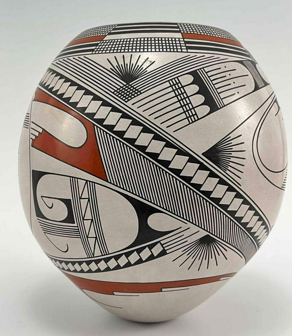 Highly Detailed White Clay Mata Ortiz Pot (1 of 17)