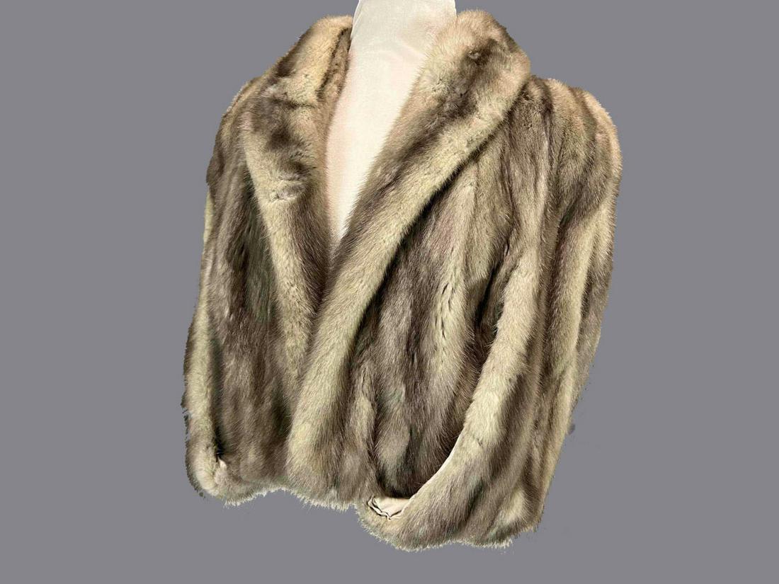 Vintage Mink Fur Stole Or Cape: Vintage Mink Fur Stole Or Cape. Tag Reads Aladino Stefani Originals. Embroidered Lois Hughes. Max Bust 20in,Shoulders 16in, Length 21.5in.All Measurements Are Approximate And Taken Flat.