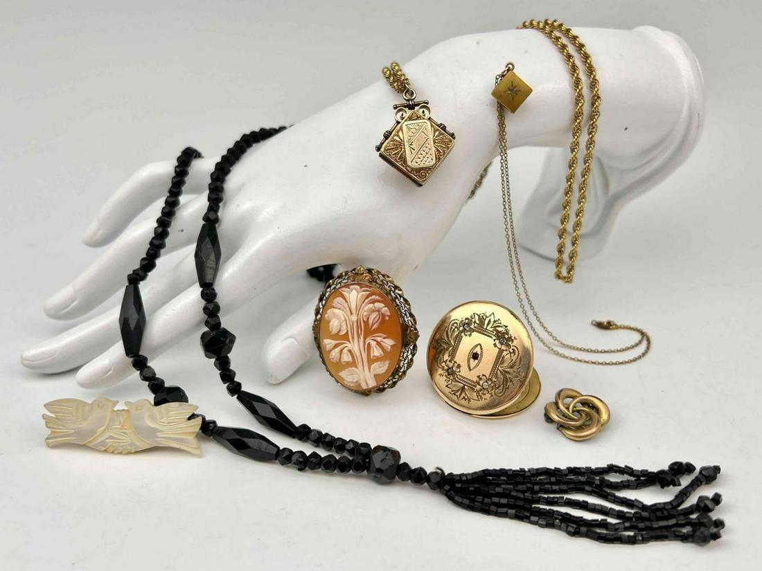 7 Pieces of Antique & Vintage Jewelry: 7 Pieces of Antique & Vintage Jewelry, Including Pins, Lockets, And A Necklace. Largest Item 17.25 L x 0.3375 W Inches. Smallest Item 1.75 Inches Across.