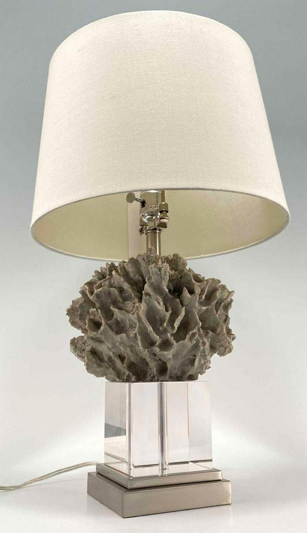 Faux Coral and Lucite Decorator's Table Lamp (1 of 18)