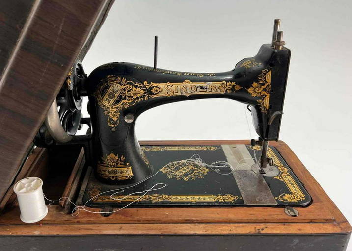 Antique Singer Tabletop Hand Crank Sewing Machine (0195) on Jan 08