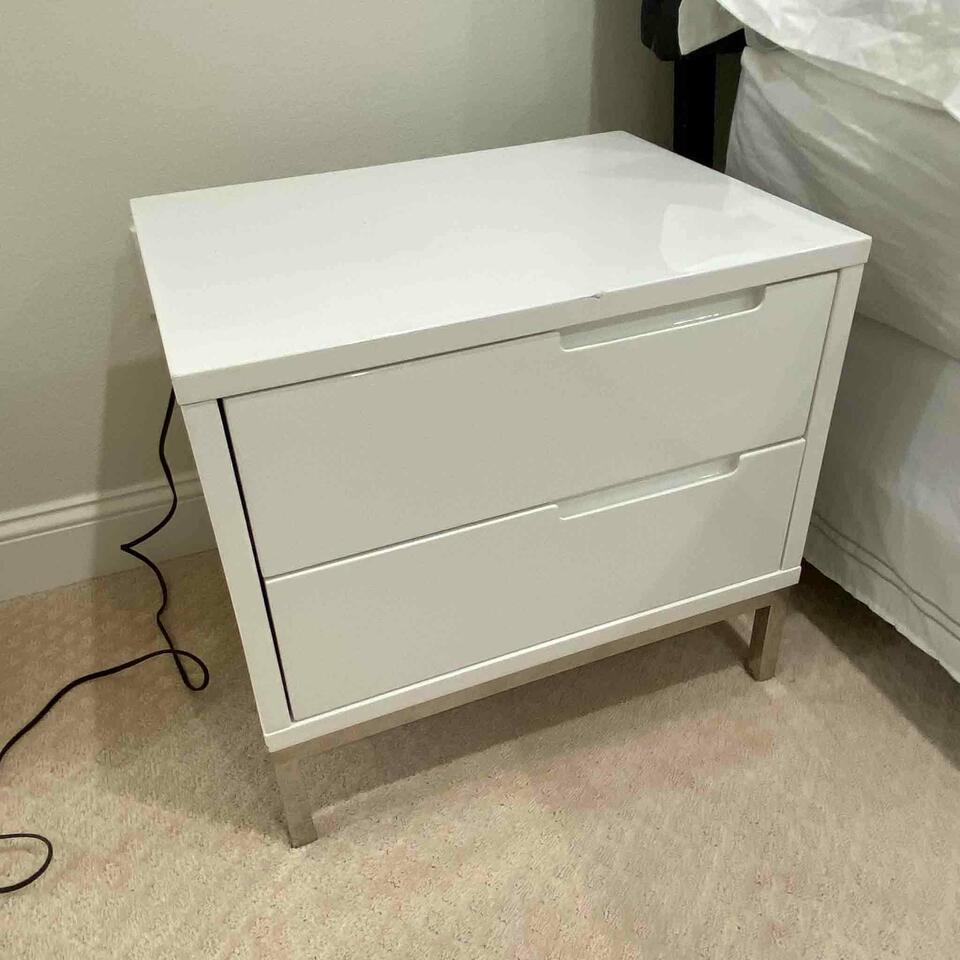 2 White Nightstands High Gloss (1 of 3)