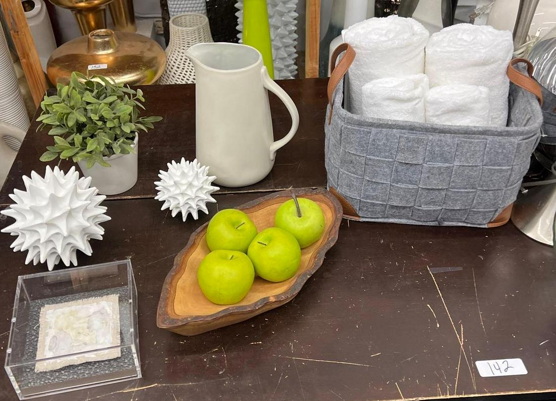 Bin Of Decorative Items, Hand Towels: Bin of decorative items, hand towels NO SHIPPING AVAILABLE This will be a two (2) day sale Thursday & Friday Jan 19th & 20th. Online only.All items sold as is where is. There are No guarantees to func