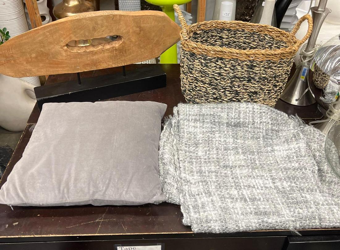 Lot Of Living Room Items (1 of 2)