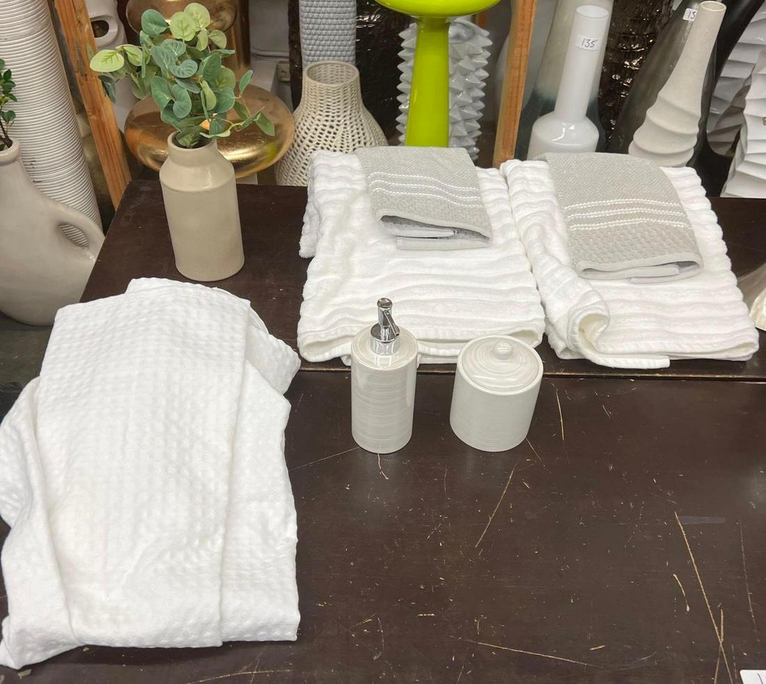 Lot Of Bathroom Items, Towels: lot of bathroom items, towels NO SHIPPING AVAILABLE This will be a two (2) day sale Thursday & Friday Jan 19th & 20th. Online only.All items sold as is where is. There are No guarantees to functionali