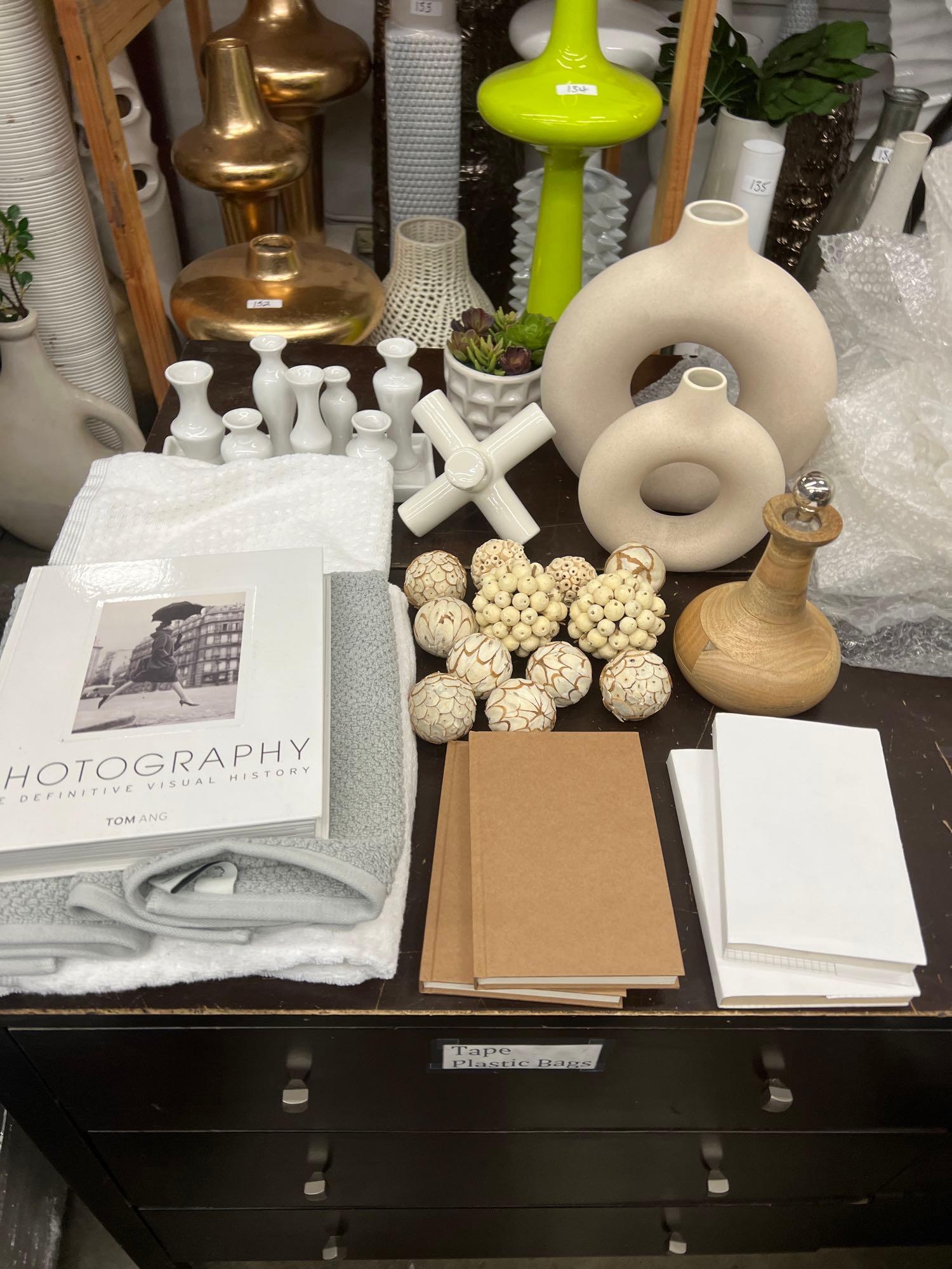 Lot Of Decorative Items, Vases, Towels (1 of 2)