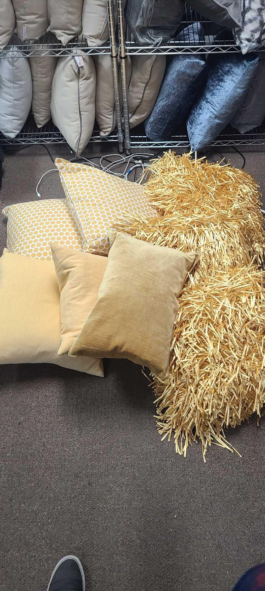 Lot 8 Gold Or Yellow Throw Pillows (1 of 1)