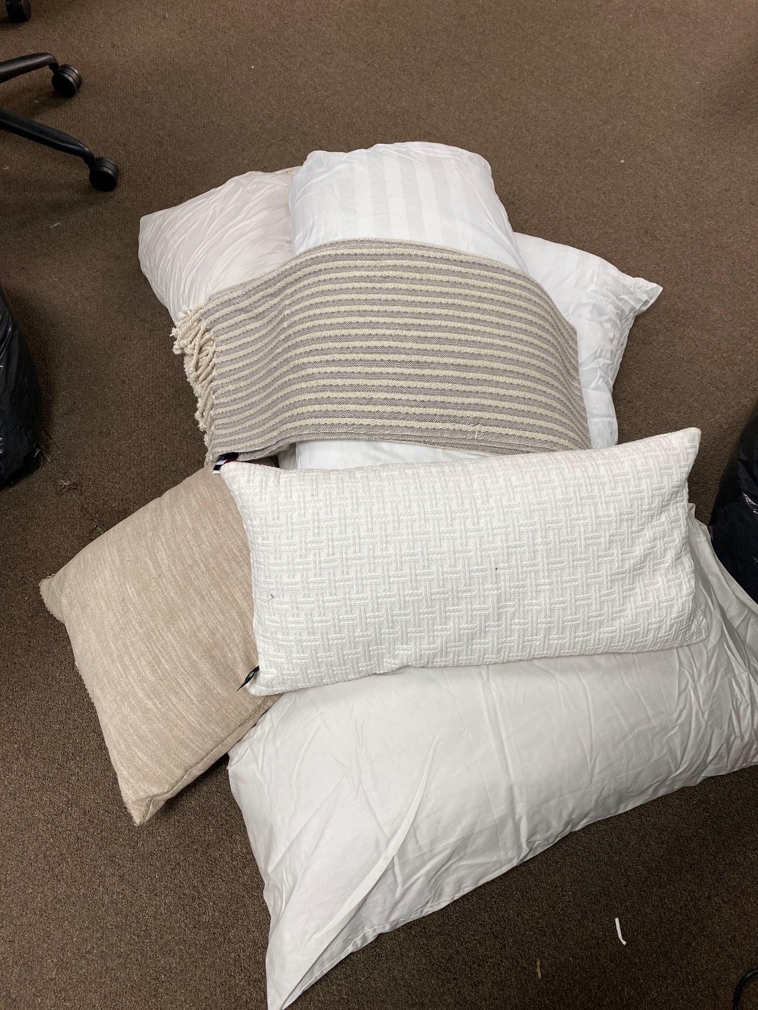 6 Bed & Throw Pillows With Coordinating Throw Blanket (1 of 3)