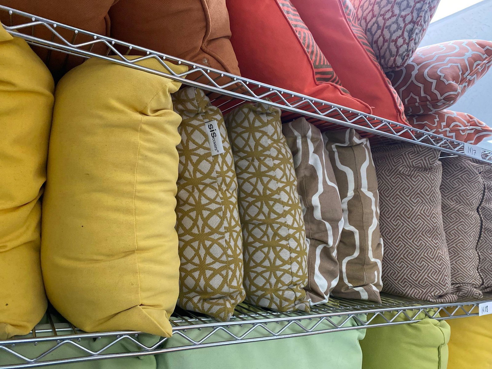 10 Yellow & Tan Indoor Outdoor Throw Pillows: 10 yellow & tan indoor outdoor throw pillows This will be a two (2) day sale Wed & Thr Jan 18th & 19th. Online only. Online only.All items sold as is where is. There are No guarantees to functionality