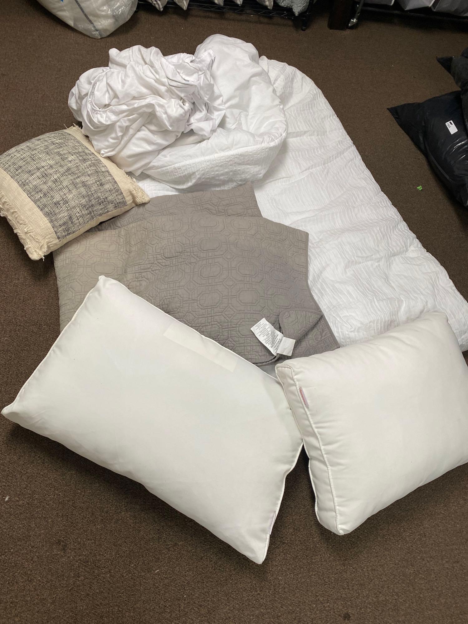 Full Sized Nicole Miller Comforter With Coverlet With Sheet, Bed Skirt And More: full sized Nicole miller comforter with coverlet with sheet, bed skirt and more This will be a two (2) day sale Wed & Thr Jan 18th & 19th. Online only. Online only.All items sold as is where is. There