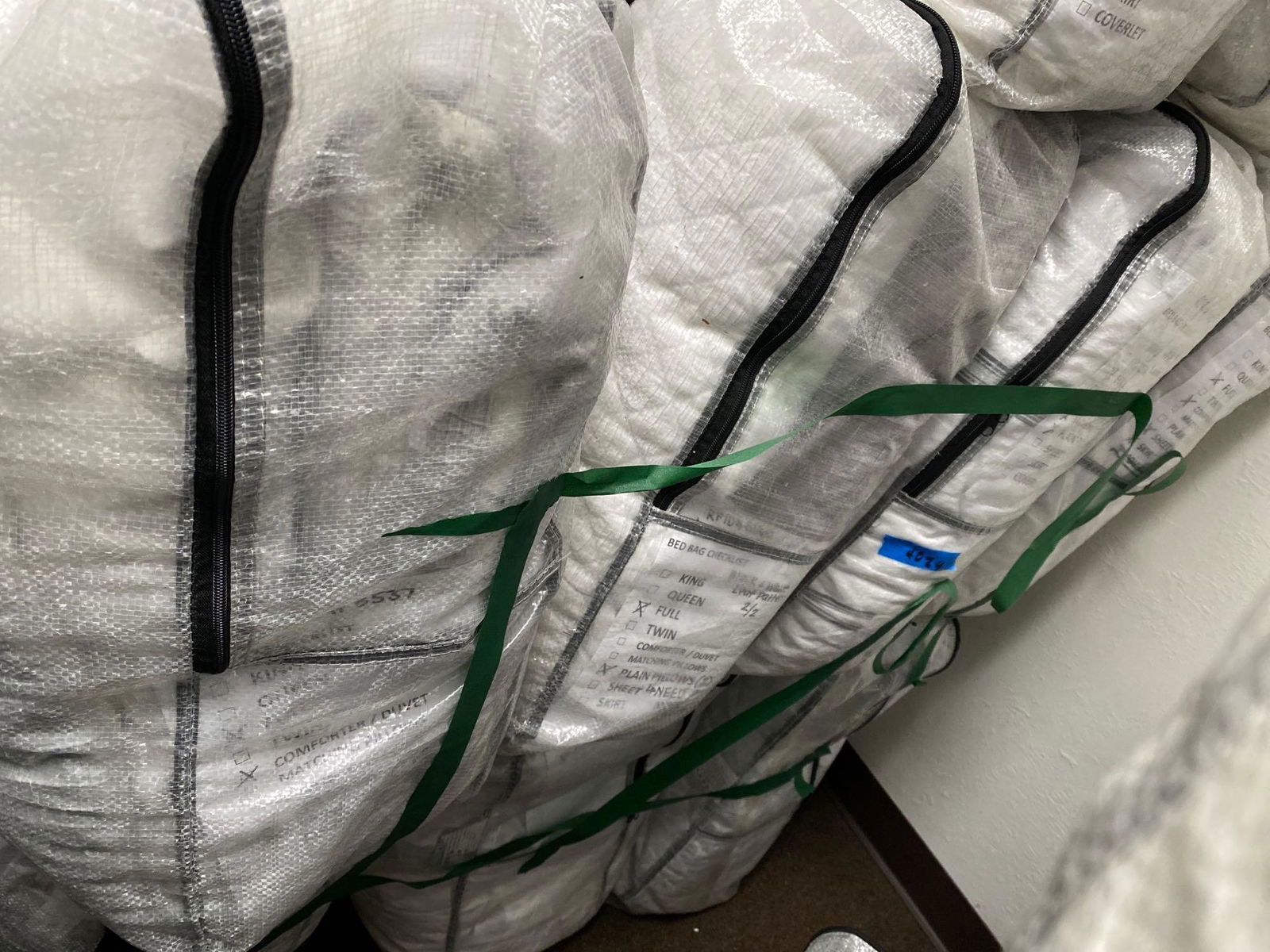 7 Full Sized Bag And Bedding Sets. (1 of 1)