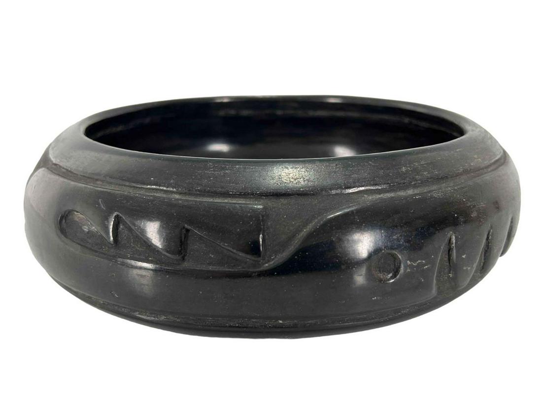 Santa Clara Pueblo Blackware Pot signed Teresita Naranjo (1 of 20)